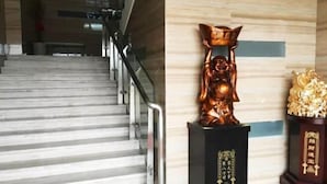 A staircase with metal railings leading to a landing area. - Yueyang Qingcheng Theme Hotel (Yueyang County)