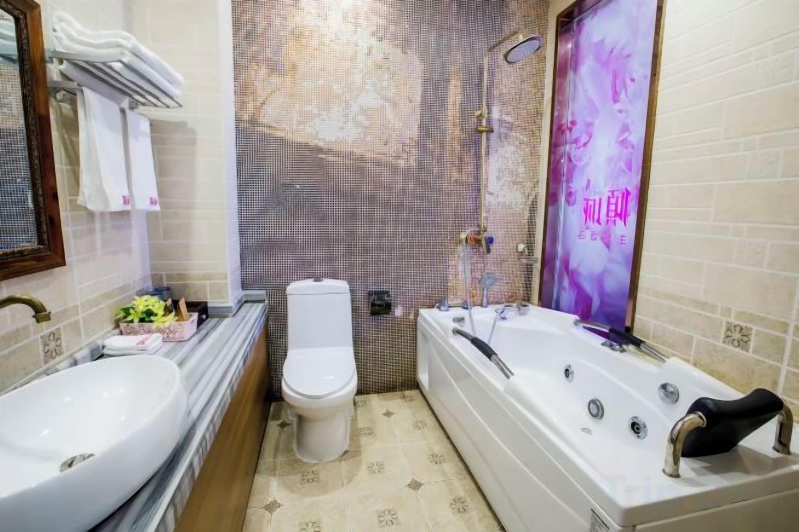Kylpyhuone, jossa on kylpyamme, wc ja pesuallas.