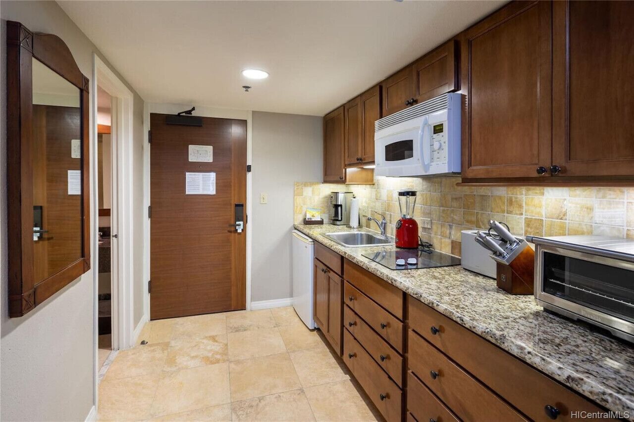 Refrigerador, microondas, parrilla de estufa y cafetera y tetera 