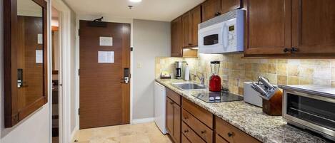 Réfrigérateur, micro-ondes, plaque de cuisson, cafetière/bouilloire