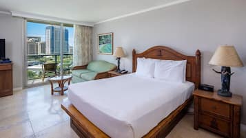 1 habitación, escritorio, tabla de planchar con plancha y cuna de viaje