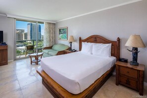 1 habitación, escritorio, tabla de planchar con plancha y cuna de viaje 