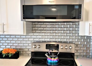 冷蔵庫、電子レンジ、オーブン、コンロ