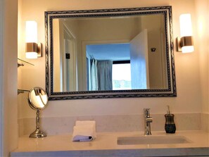 Sèche-cheveux, serviettes fournies, savon, shampoing