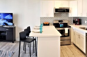 冷蔵庫、電子レンジ、オーブン、コンロ