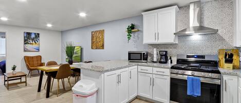 ثلاجة، ميكروويف، فرن، موقد طهي مسطح