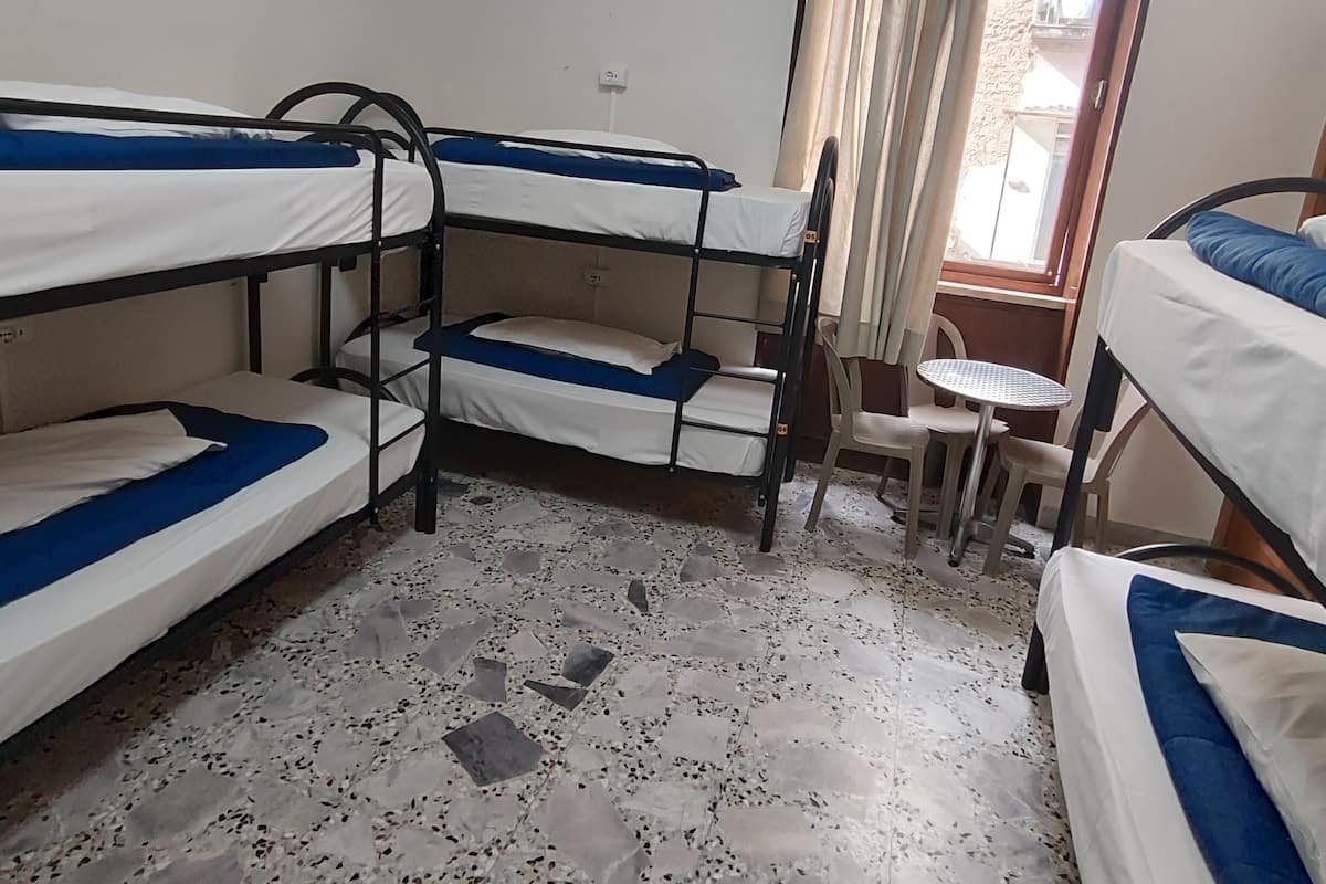Tabla de planchar con plancha, wifi gratis y ropa de cama