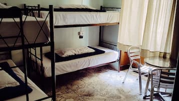 Bed in 6-Bed Mixed Dormitory Room with Private Bathroom | Bügeleisen/Bügelbrett, kostenloses WLAN, Bettwäsche