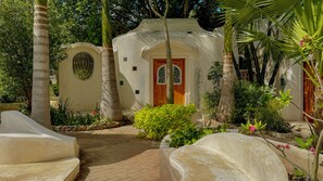 Cottage Design, cuisine, vue jardin | Draps en coton égyptien, literie de qualité supérieure