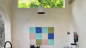 Une cuisine compacte dotée d’un évier en acier inoxydable, d’un réfrigérateur encastré et d’une cuisinière à gaz.