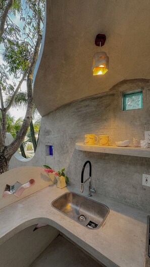 Design Studio Suite, Kitchen, Garden View | Private kitchen | Mini-fridge, coffee/tea maker, electric kettle - Hotelito Calle Ouvert (Mérida)