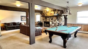 Een televisie en een open haard