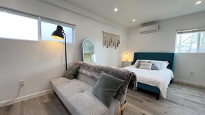 Unclassified image, 5 of 30, button - Chic studio with AC and WiFi in fabulous Los Angeles (Los Angeles)