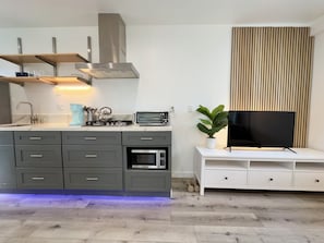 Kaffetrakter/tekoker, kjøleskap, mikrobølgeovn og kokeplater