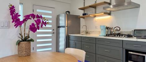 Kjøleskap, mikrobølgeovn, kokeplater og kaffetrakter/tekoker