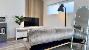 Unclassified image, 4 of 30, button - Chic studio with AC and WiFi in fabulous Los Angeles (Los Angeles)