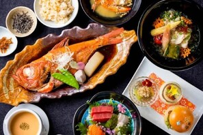 Variedad de platos que incluyen mariscos, verduras y una hamburguesa, lo que sugiere una amplia oferta gastronómica.