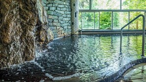 Eine Steinsäule und ein Pool mit einer Metallleiter.