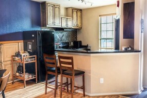 Private kitchen - Charming 3 BR Sunny South Dallas Home
(Dallas)