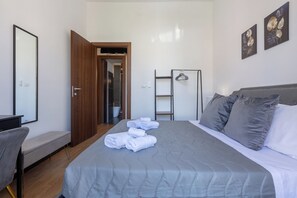 Quarto quádruplo luxo, vista para o jardim | Quartos à prova de som, ferros/tábuas de passar roupa, Wi-Fi de cortesia