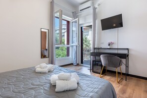 Deluxe Quadruple Room, Garden View | Soundproofing, iron/ironing board, free WiFi - Hesa House (Cagliari)