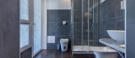 Classic-Doppel- oder -Zweibettzimmer, Blick auf den Innenhof | Badezimmer