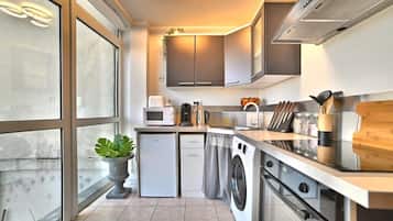 Frigorífico, microondas, horno y placa de cocina