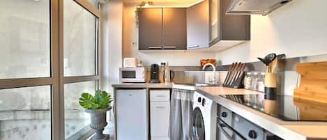 Réfrigérateur, four à micro-ondes, un four, surface de cuisson