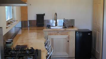 Réfrigérateur, micro-ondes, plaque de cuisson, cafetiÚre/bouilloire