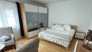 2 bedrooms, desk, iron/ironing board, free WiFi