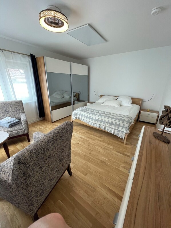 2 Schlafzimmer, Schreibtisch, Bügeleisen/Bügelbrett, kostenloses WLAN