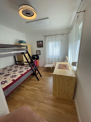 2 Schlafzimmer, Schreibtisch, Bügeleisen/Bügelbrett, kostenloses WLAN