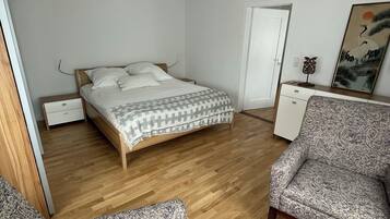 2 Schlafzimmer, Schreibtisch, Bügeleisen/Bügelbrett, kostenloses WLAN