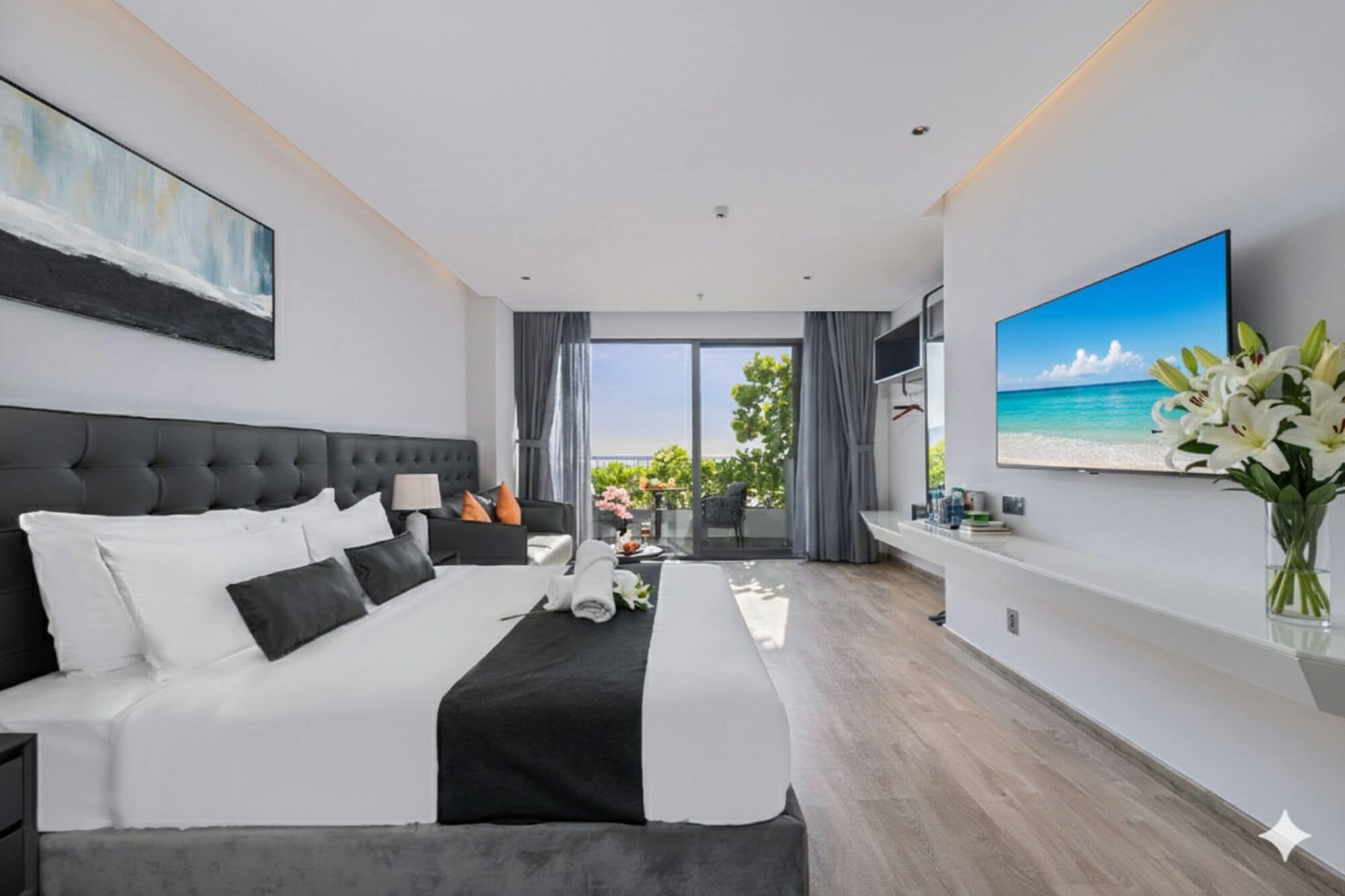 Suite, balkon, pemandangan samudra | Seprai premium, busa memori, minibar, dan brankas