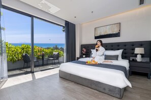 Premium bedding, memory-foam beds, minibar, in-room safe - JBAY Beachfront Boutique Hotel  (Da Nang)