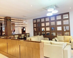 Phòng tiện nghi đơn giản, ban công, quang cảnh thành phố | Bàn, khu vực làm việc phù hợp cho laptop 