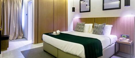 Lyxrum - balkong - utsikt mot staden | Skrivbord, arbetsyta för laptop och gratis wi-fi