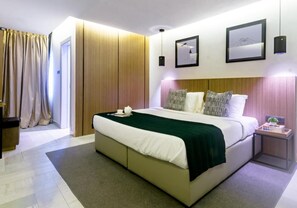 Luxury Room, Balcony, City View | Desk, laptop workspace, free WiFi - De Palms Hotel Port Harcourt (Port Harcourt)