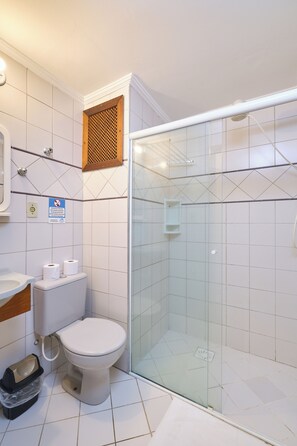 Ducha, toallas, jabón, shampoo