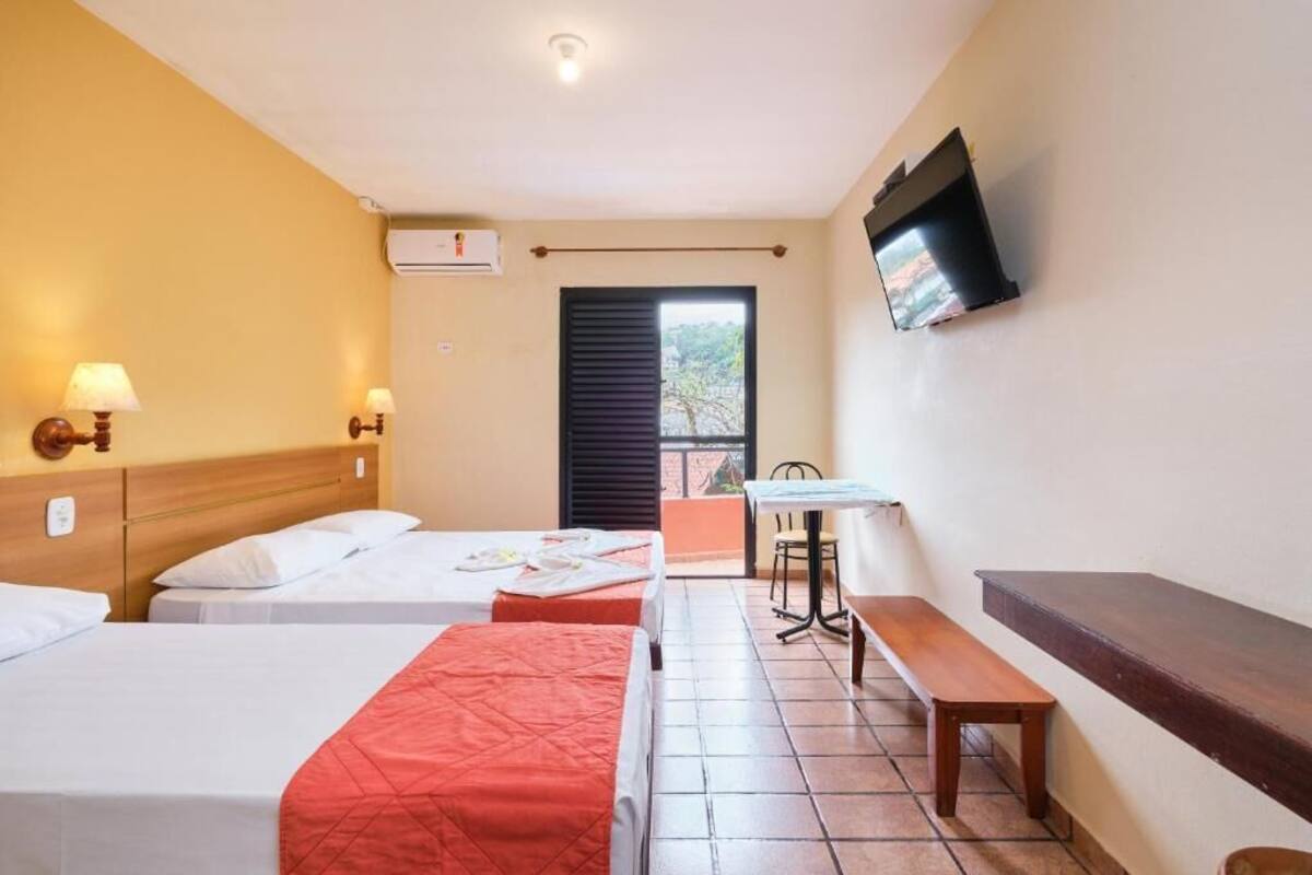 Escritorio, wifi gratis y ropa de cama 