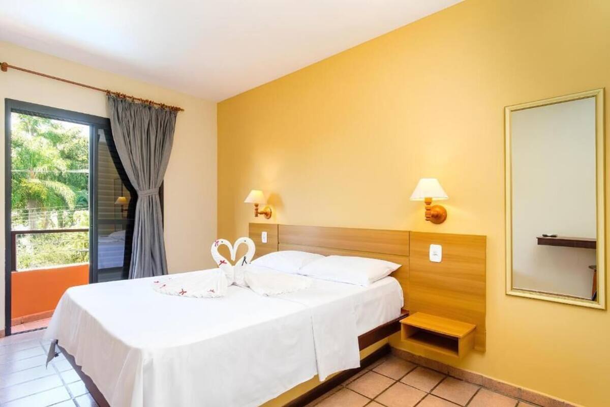 Escritorio, wifi gratis y ropa de cama 