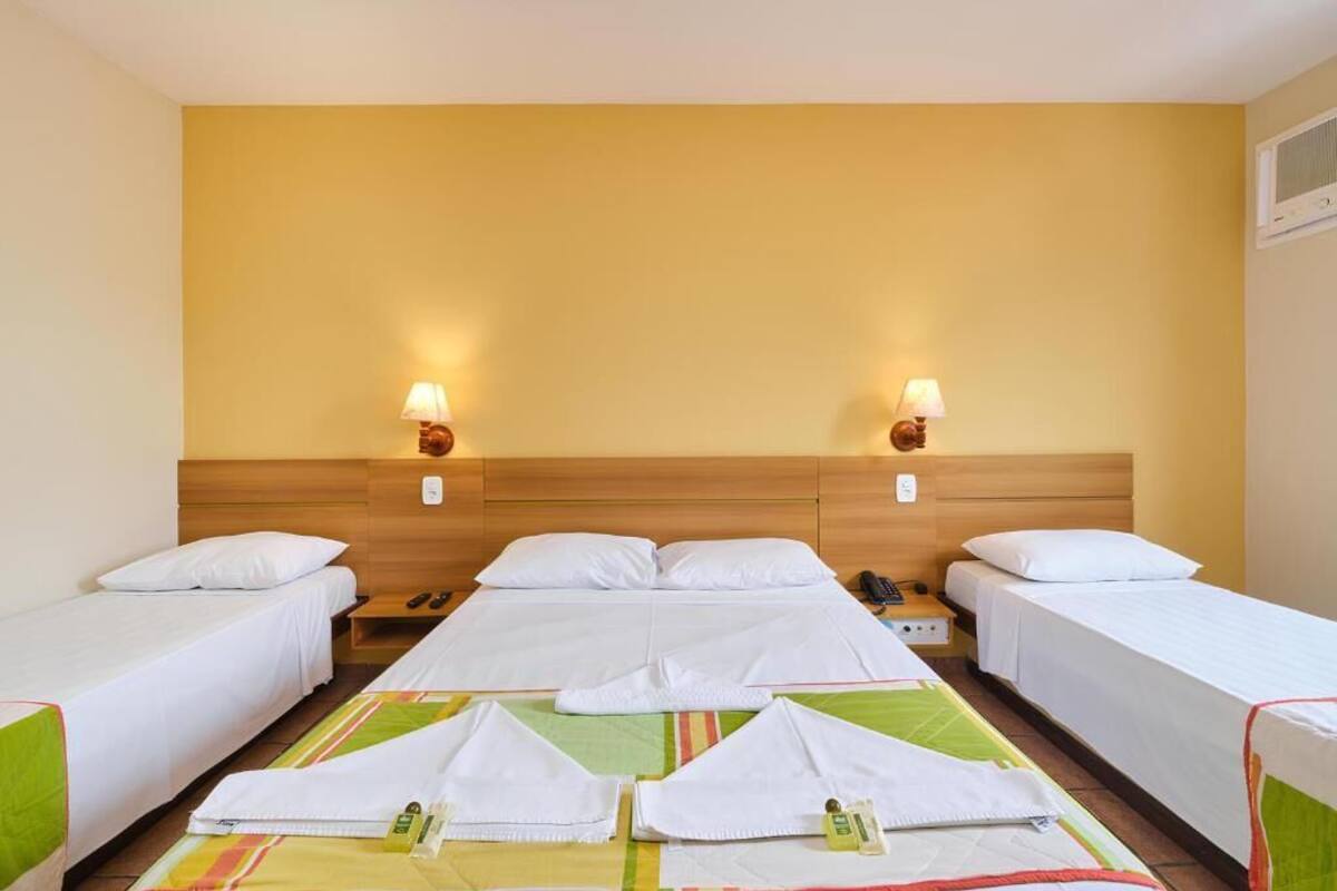 Escritorio, wifi gratis y ropa de cama 