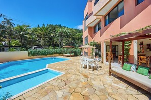 Una piscina al aire libre