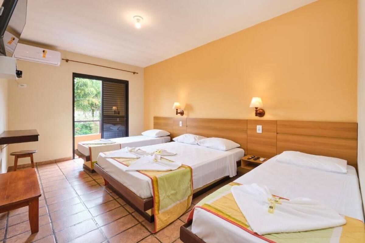 Escritorio, wifi gratis y ropa de cama 
