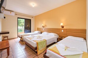 Escritorio, wifi gratis y ropa de cama