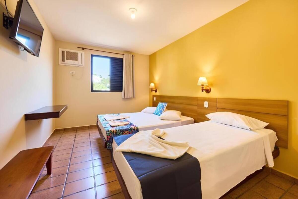 Escritorio, wifi gratis y ropa de cama 