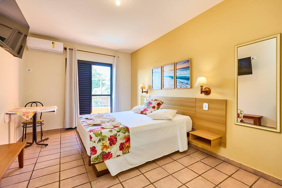 Escritorio, wifi gratis y ropa de cama 