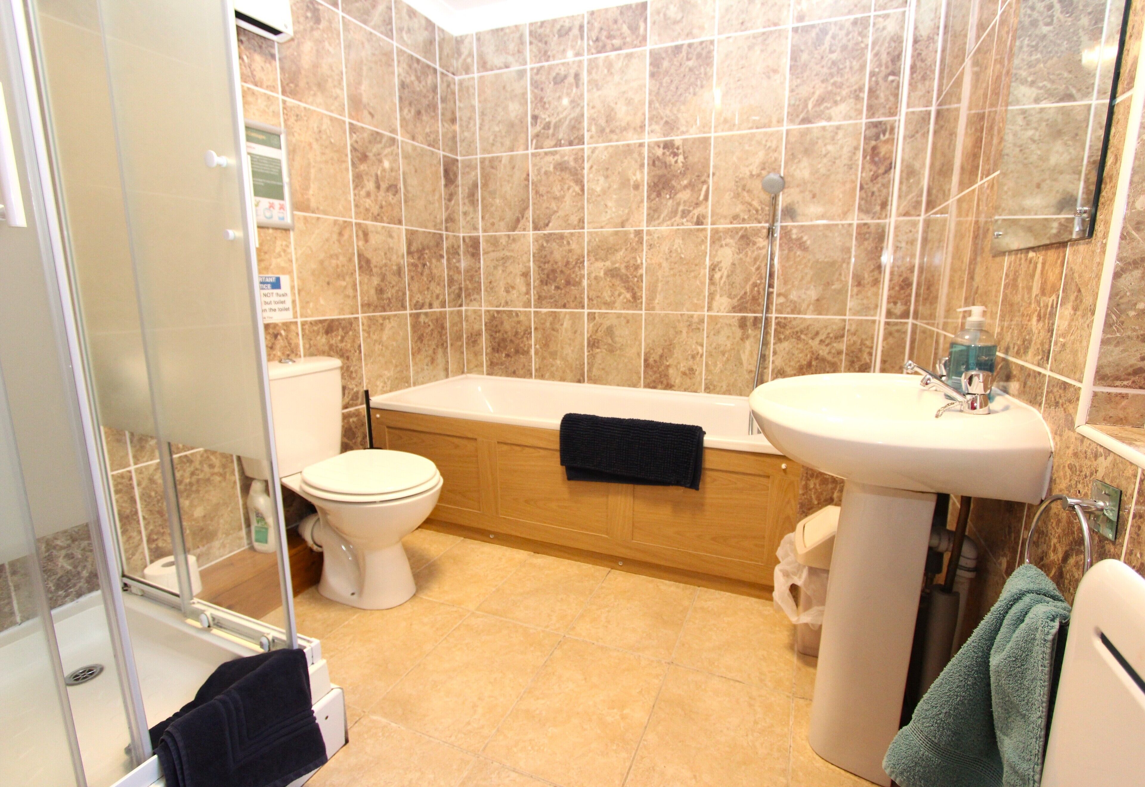 Douche, sèche-cheveux, serviettes fournies, savon