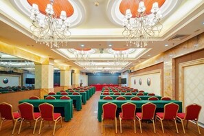 A conference room with rows of tables and chairs, chandeliers, and a mirrored wall. - Hainan Hongyun Hotel (Haikou Qilou Old Street) (Haikou)