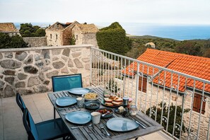 Outdoor dining - 
Charming 5-bedroom Villa with WiFi, AC and private Pool in rustic Brusje





 (Brusje)